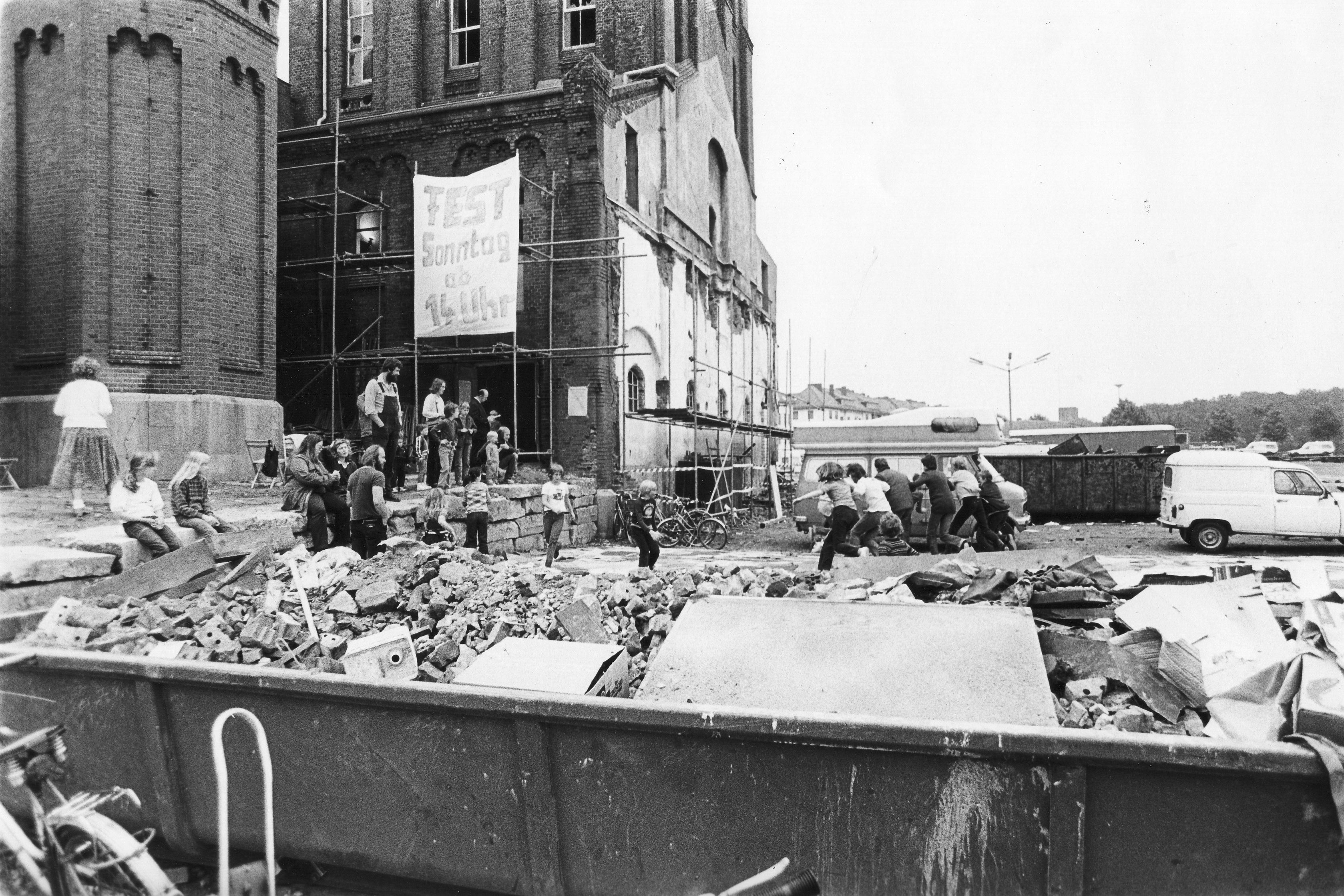 Umbauarbeiten auf dem Außengelände des Schlachthofs 1980.