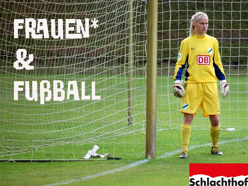 Eine junge Frau mit einem geleben Trickot steht in einem Fussballtor. Sie hat Fussballhandschuhe an. 