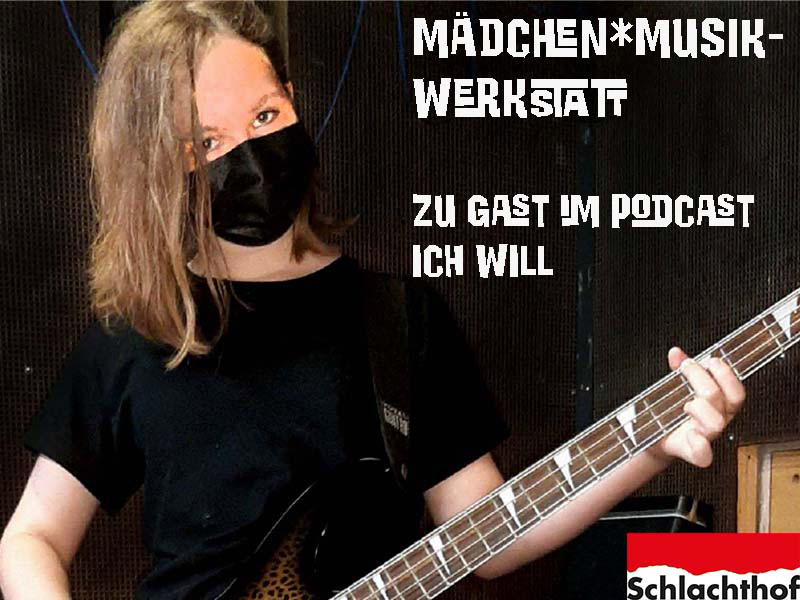 Junge Frau mit einem Bass in der Hand.