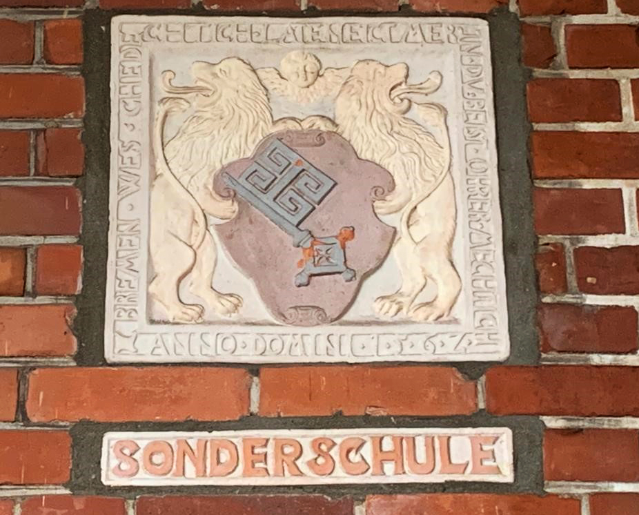 Ein Bild der Oberschule Findorff. Die Gravur zeigt, dass diese während des Nationalsozialismus eine Sonderschule war. 