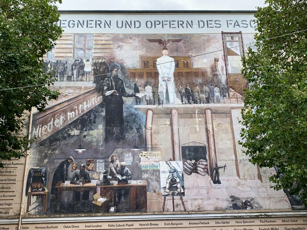 Ein Wandbild, das den Opfern und Widerstandskämpfer:innen des Nationalsozialismus gedenkt
