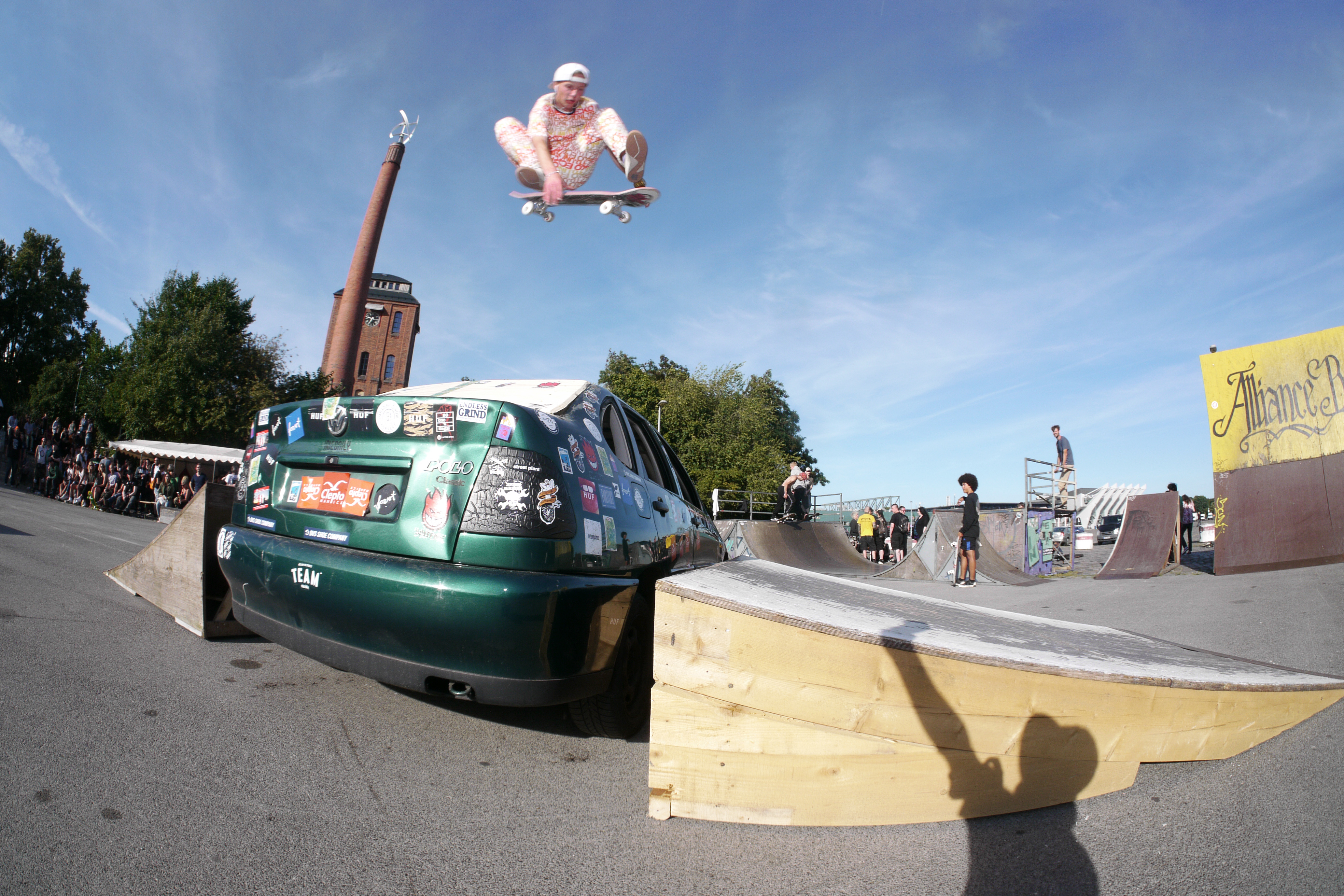 Ein Skater springt über ein Auto beim Endless Grind 2018.