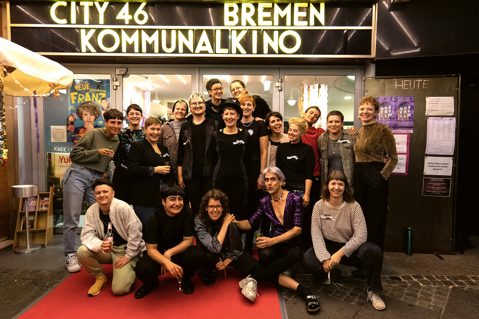 Das Team des Queerfilm Festivals vor dem City46